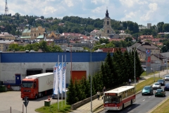 Przemyśl z innej strony - czerwony znak zakazu, stary, dobry czerwony Jelcz, czerwnona ciężarówka MAN, czerwone światła stopu, czerwnone ceny paliw i w oddali przeróżne, czerwone dachy