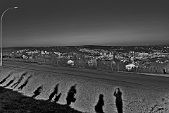 Turyści  podziwiają panoramę miasta Przemyśla.